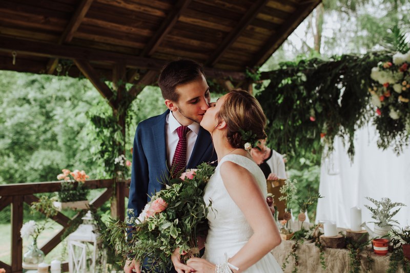 perfectlove-poradnik-dwoch-fotografow-10 całująca się para na ślubie rustykalnym
