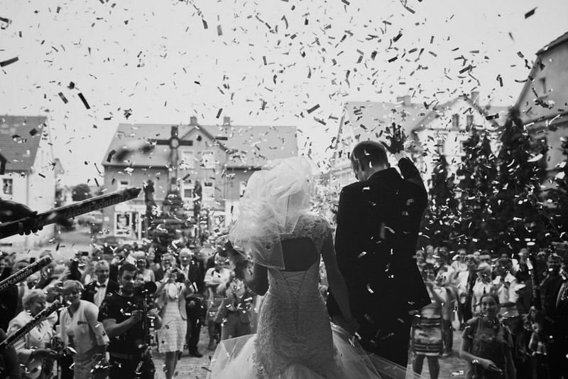 perfectlove-poradnik-dwoch-fotografow-11 wyjście z kościoła dwóch fotografów czarno białe konfetti na wyjściu z kościoła