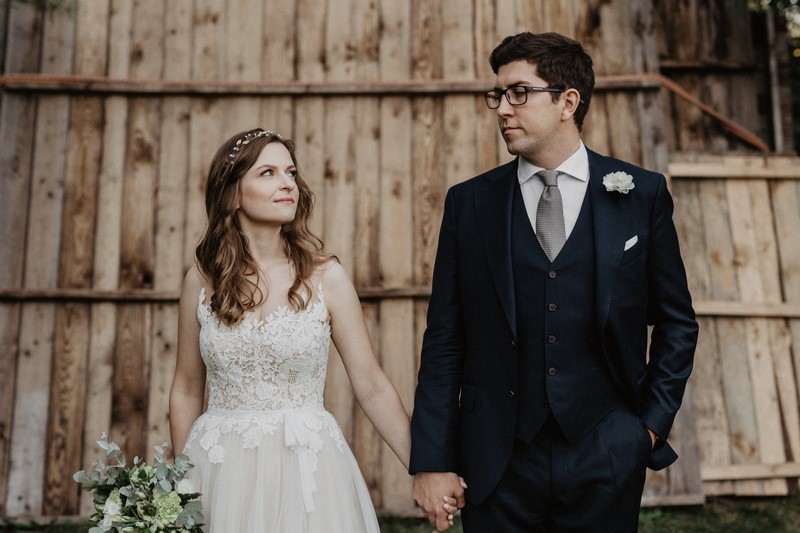 perfectlove-poradnik-dwoch-fotografow-19 para plener ślubny bukiet kwiatów